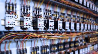 美国电子电气工程（EE）专业深度解析 申请要求与就业前景